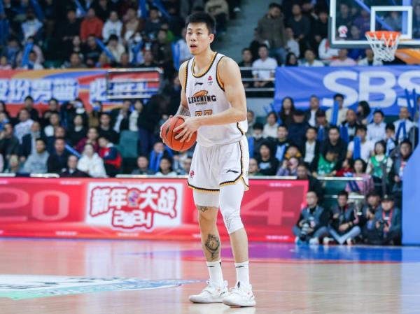 屋漏偏逢連夜雨！張鎮(zhèn)麟7中1僅得2分2板4助 末節(jié)受傷離場